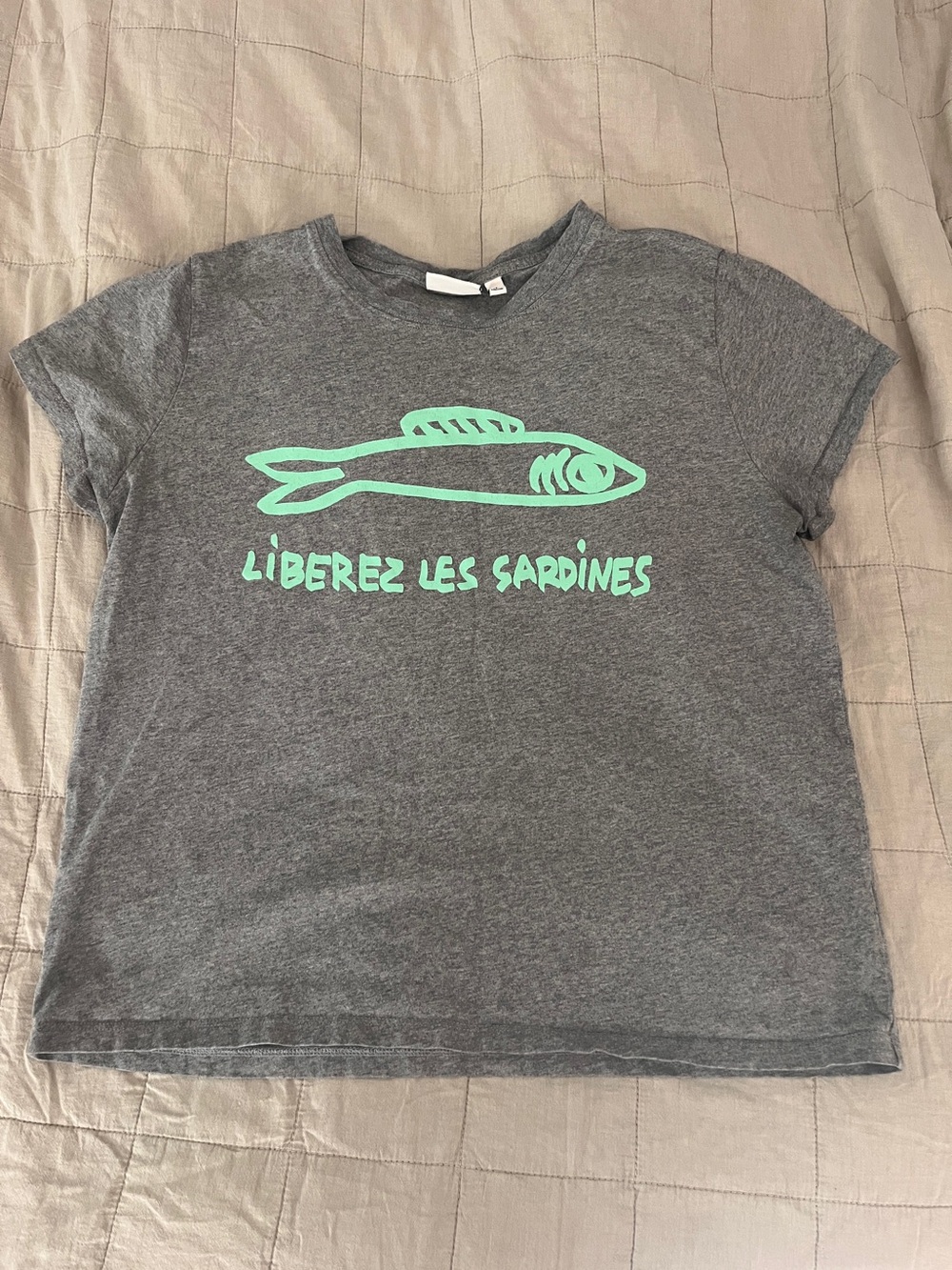 Clare V. Medium Tee
Liberez les Sardines
